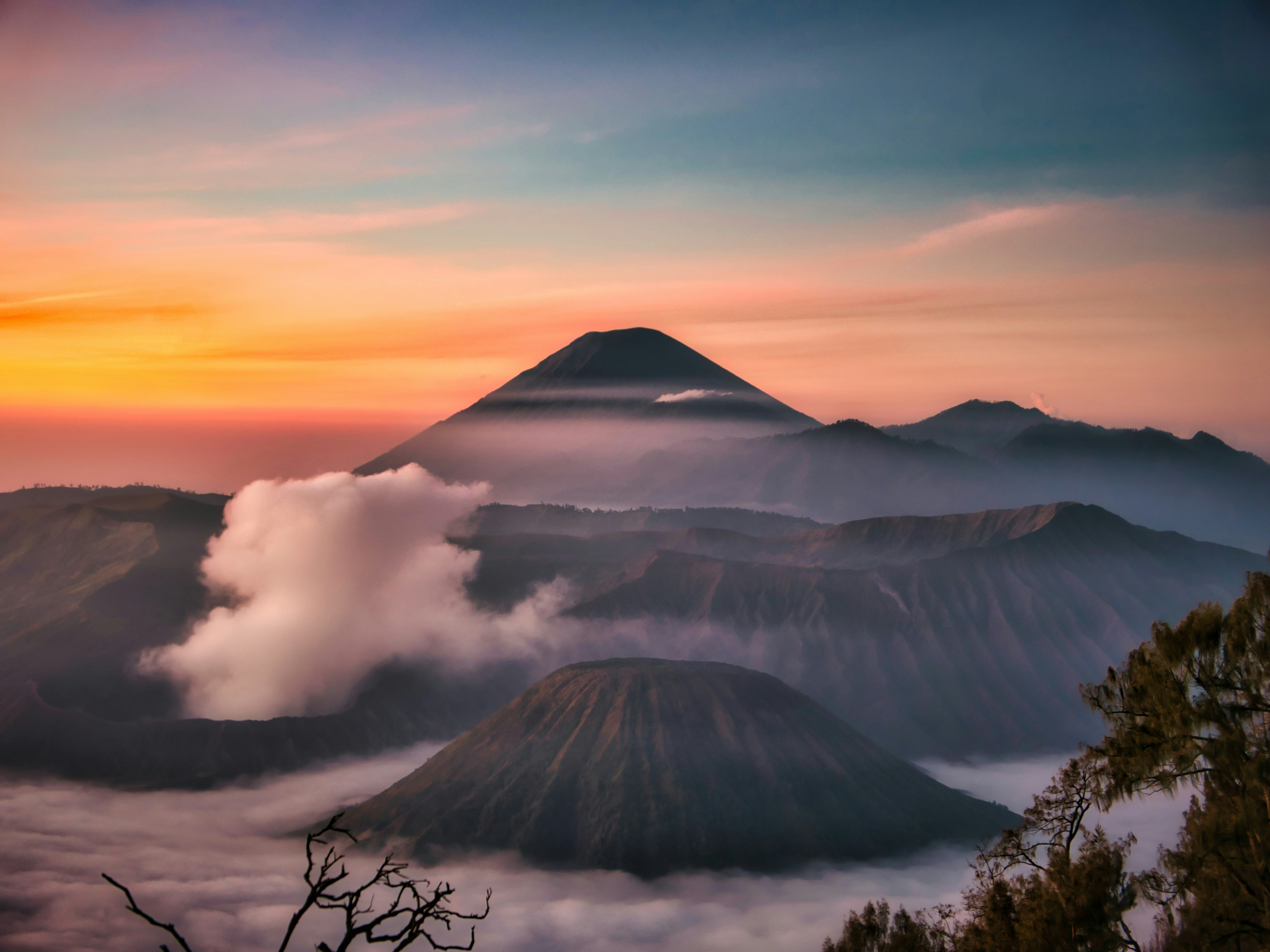 pemandangan gunung berkabut